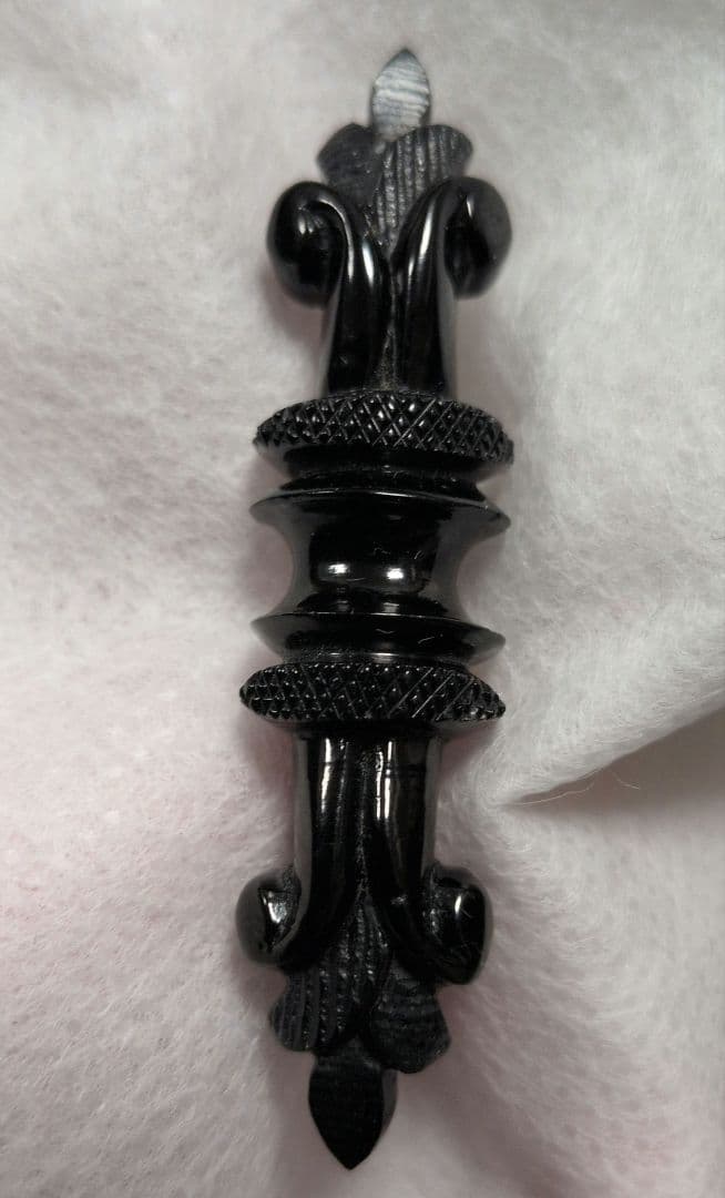 ヴィクトリアン　アンティーク　ウィットビー　ジェット　ブローチ