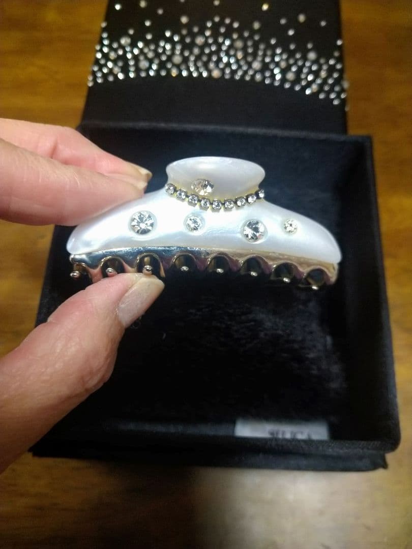 本日のみ値下げアッカクリスマス限定ストーン付きホワイトヘアクリップ