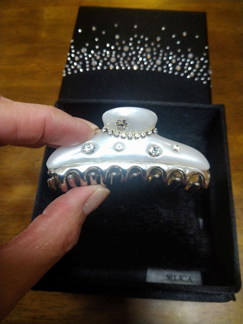 本日のみ値下げアッカクリスマス限定ストーン付きホワイトヘアクリップ