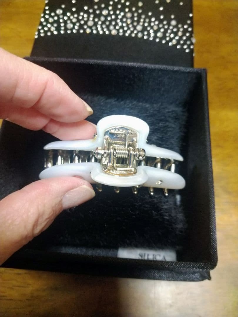 本日のみ値下げアッカクリスマス限定ストーン付きホワイトヘアクリップ