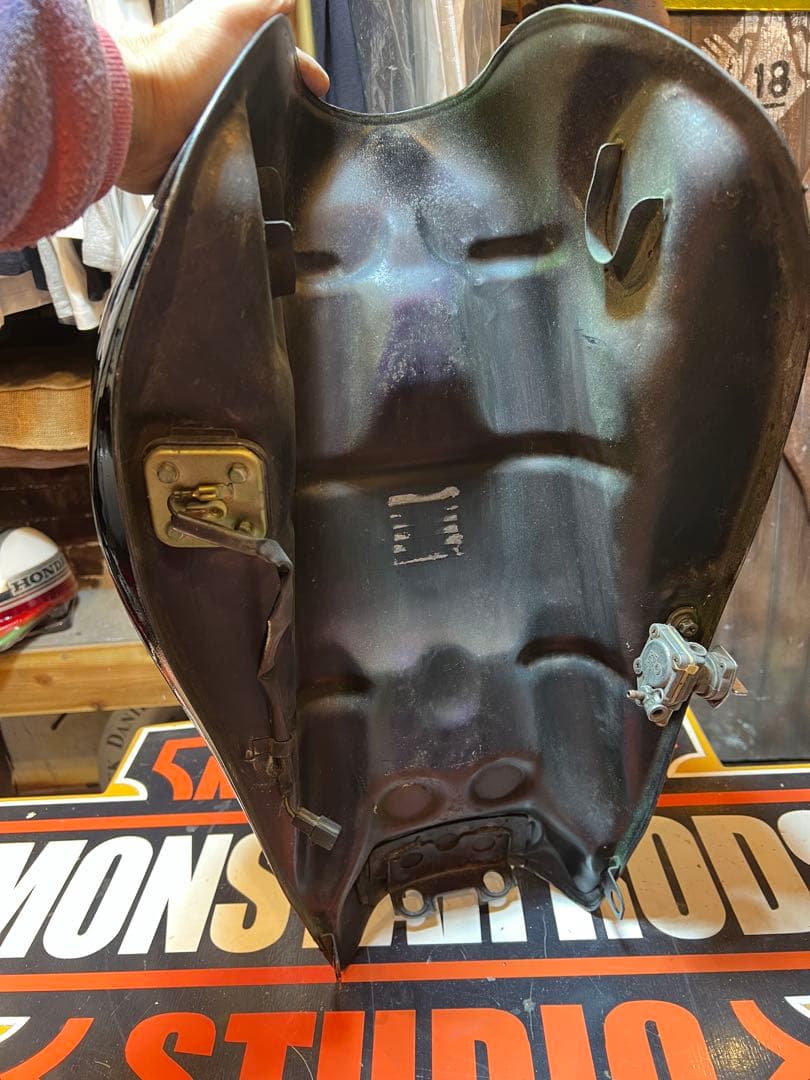 ゼファー750タンク、リアフェンダー