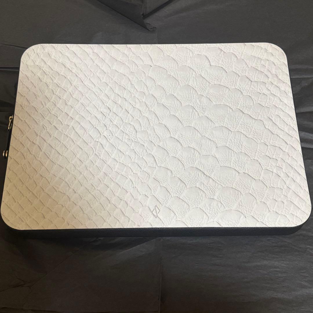 BURGA ヴィーガン・サフィアーノ・レザー PCケース