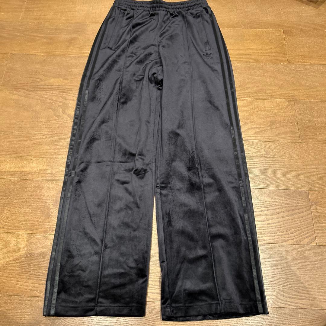 新品 アディダス adidas レディース・ベロアトラックパンツ L 黒