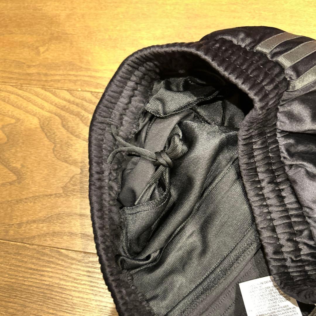 新品 アディダス adidas レディース・ベロアトラックパンツ L 黒