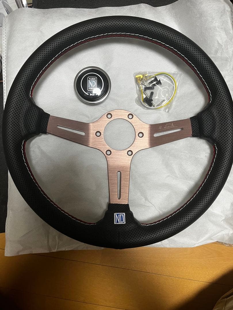 ナルディ　ステアリング　クラシック　アルミ製、レッドステッチ