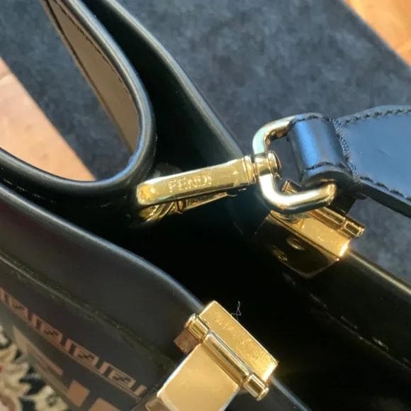 中古 FENDACE ロゴ入りショルダーバッグ