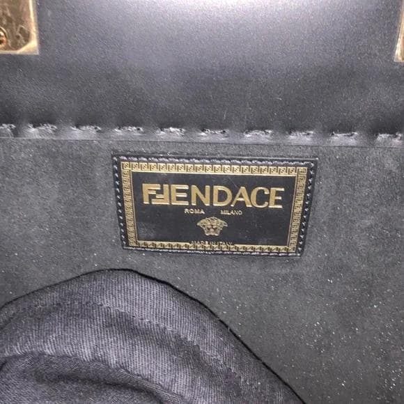 中古 FENDACE ロゴ入りショルダーバッグ