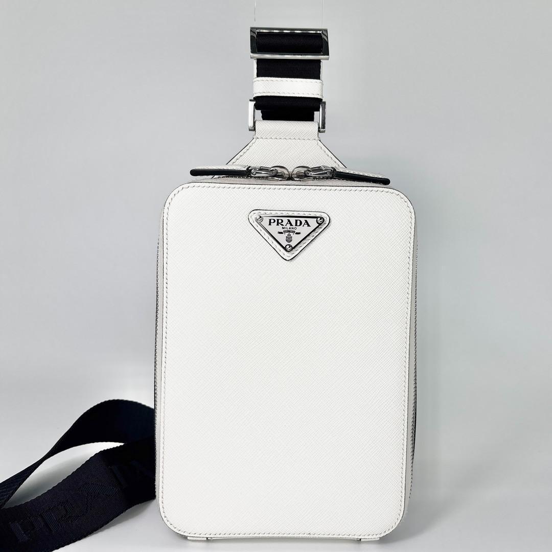 未使用 プラダ ショルダーバッグ メンズ ホワイト レザー トライアングルロゴ