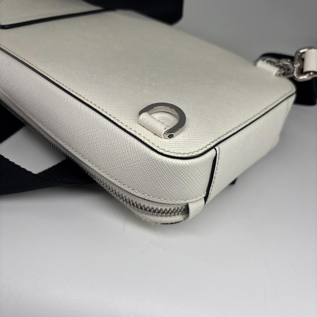 未使用 プラダ ショルダーバッグ メンズ ホワイト レザー トライアングルロゴ