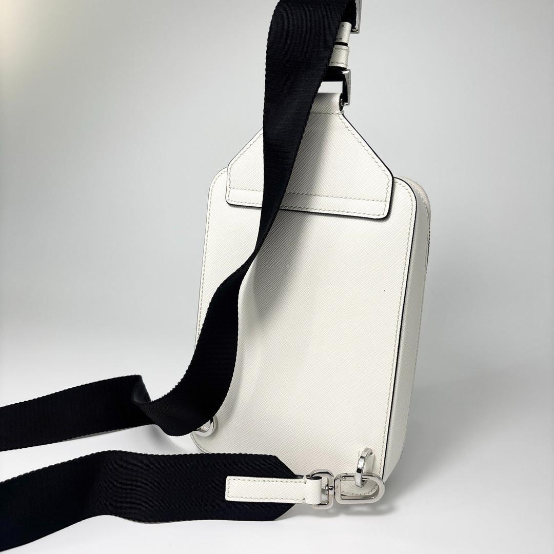 未使用 プラダ ショルダーバッグ メンズ ホワイト レザー トライアングルロゴ