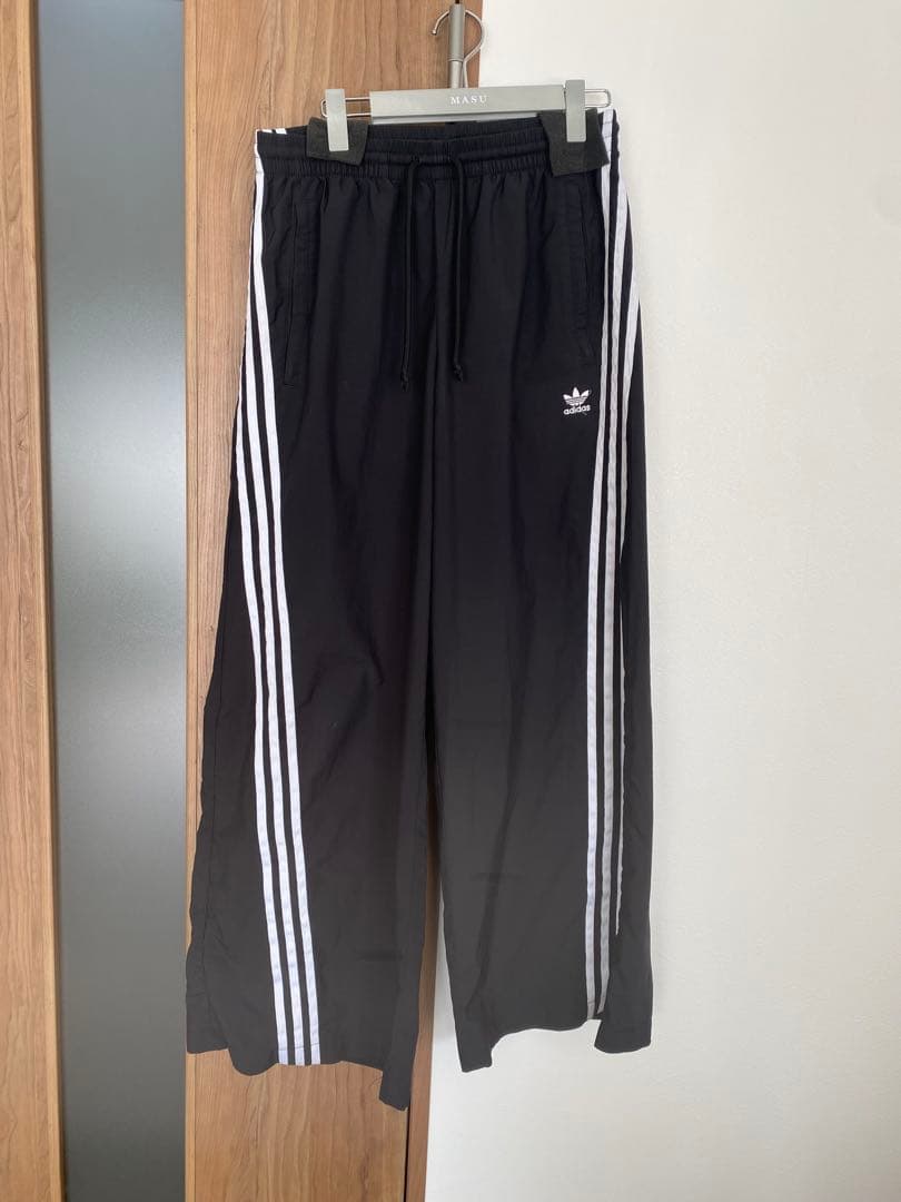 IV9318 adidas Adilenium オーバーサイズ トラックパンツ