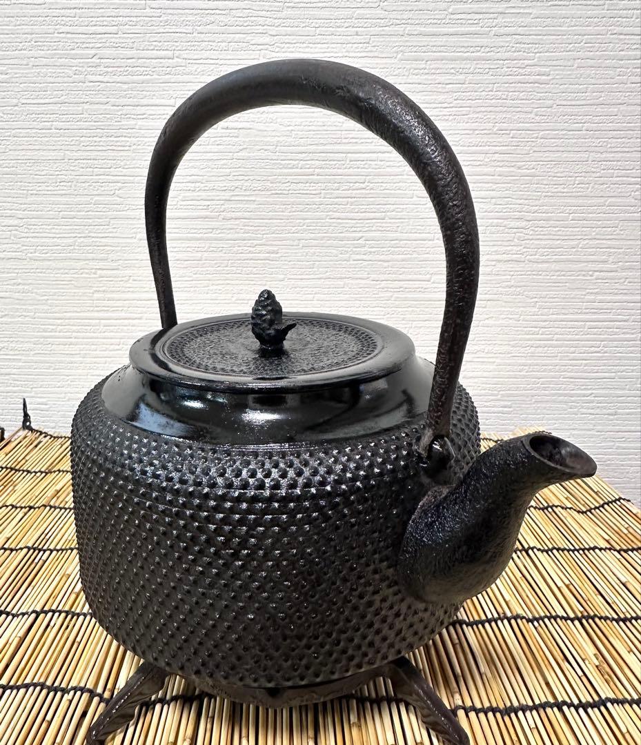 未使用品　成龍堂鋳造所 日本伝統工芸士 及川　齋（齋峰)造２２型アラレ　南部鉄瓶