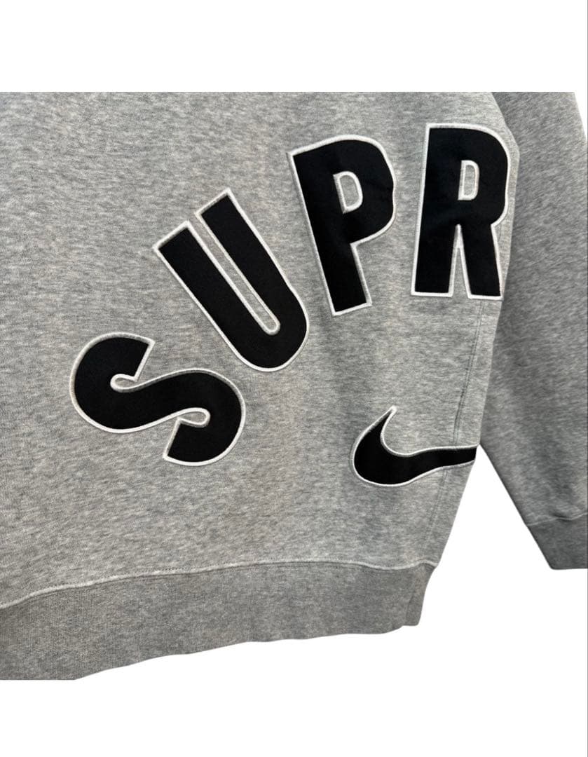 supremeとNIKEコラボスエット