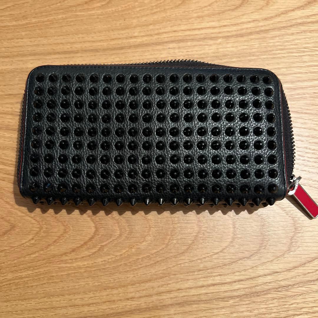 クリスチャン・ルブタン スタッズ付きブラックレザー長財布