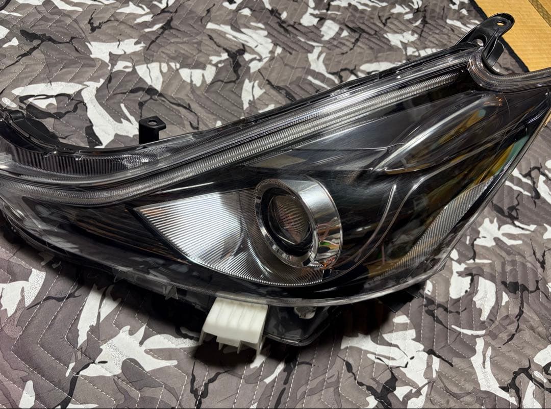 ラ*子様 H29年　プリウスα G's 左ヘッドライト