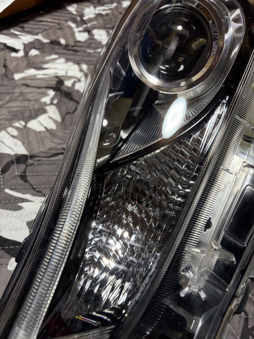 ラ*子様 H29年　プリウスα G's 左ヘッドライト