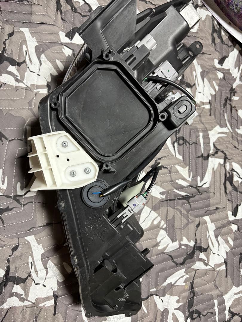 ラ*子様 H29年　プリウスα G's 左ヘッドライト