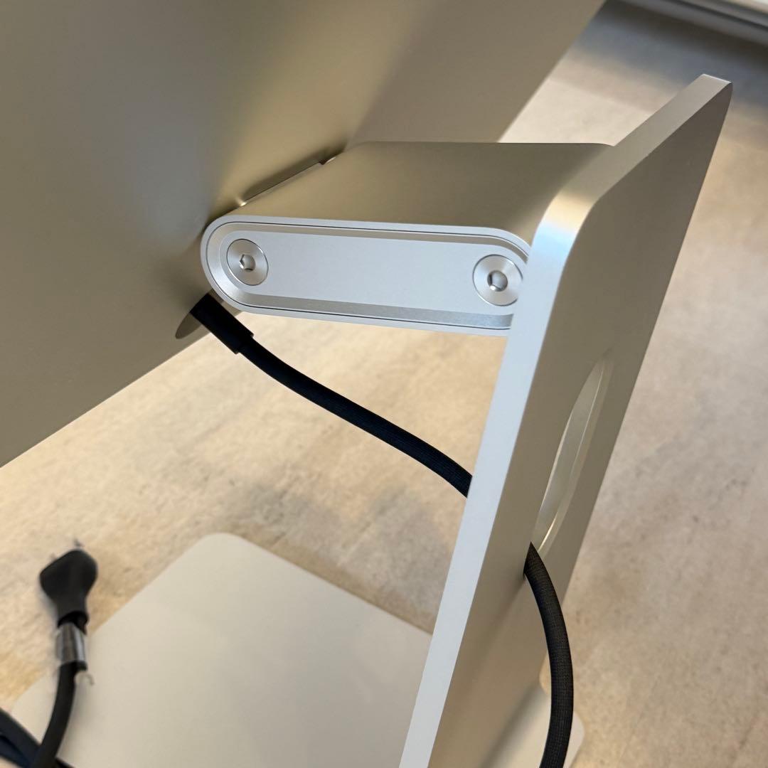 Studio Display 傾きと高さを調整できる Apple ディスプレイ