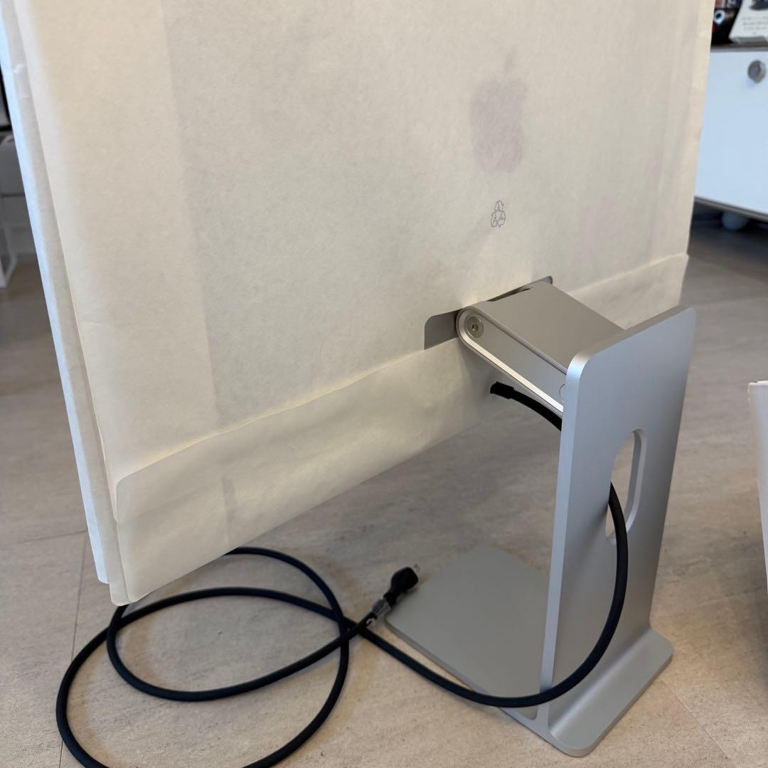 Studio Display 傾きと高さを調整できる Apple ディスプレイ