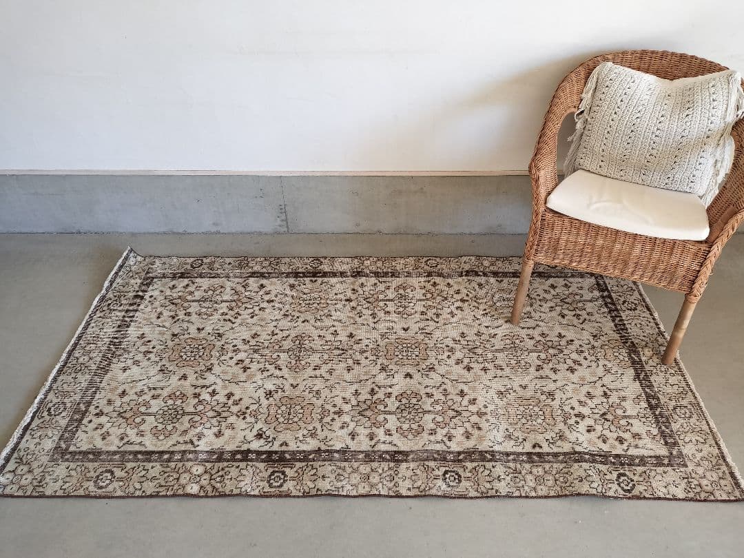 ベージュとチョコレートブラウンのノスタルジックラグ　No.708