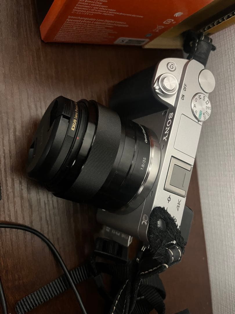 SONY α 6400とsel35 f18 レンズ ミラーレスカメラ