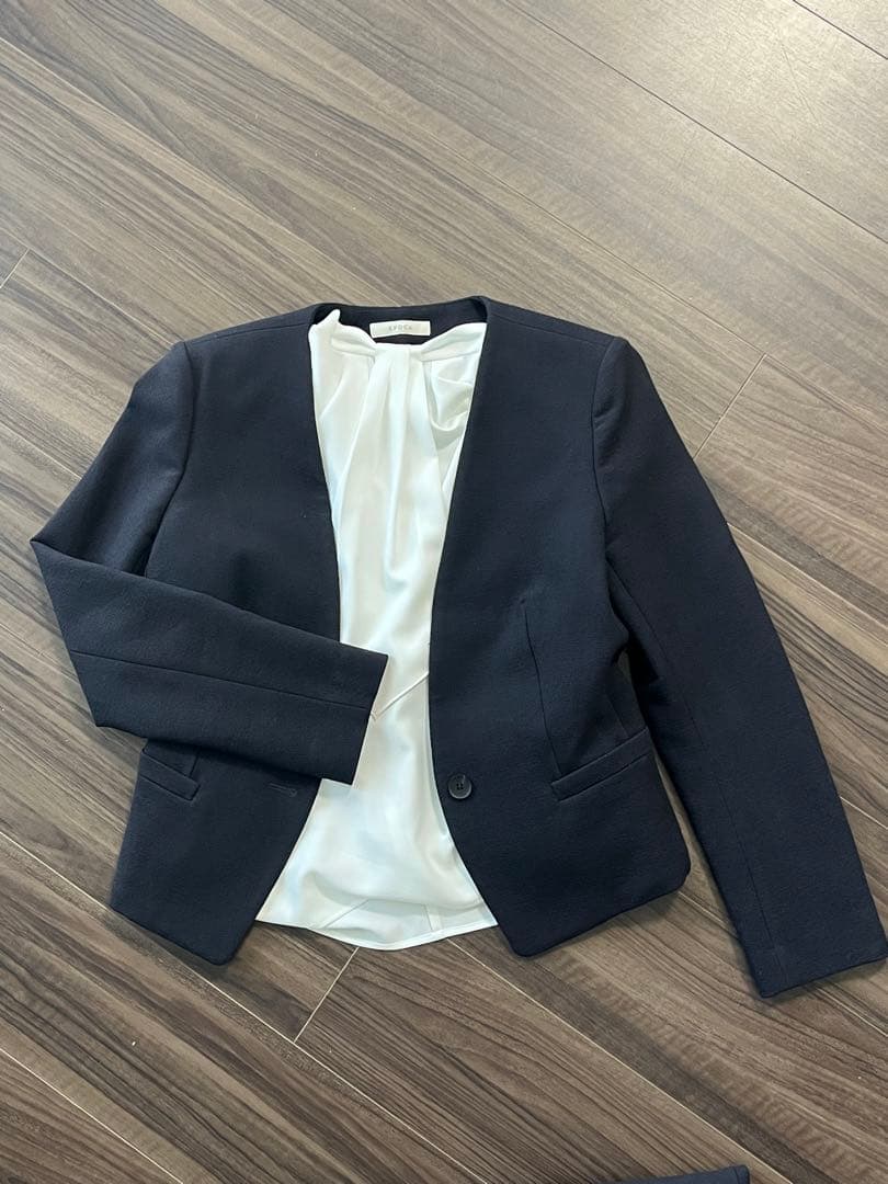 美品　EPOCA ネイビースカートスーツ　濃紺