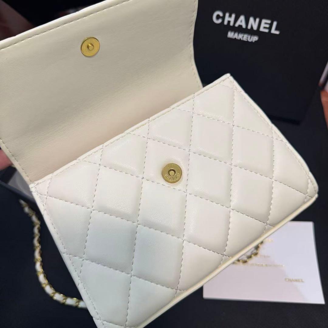 ノベルティホワイト キルティング ショルダーバッグ