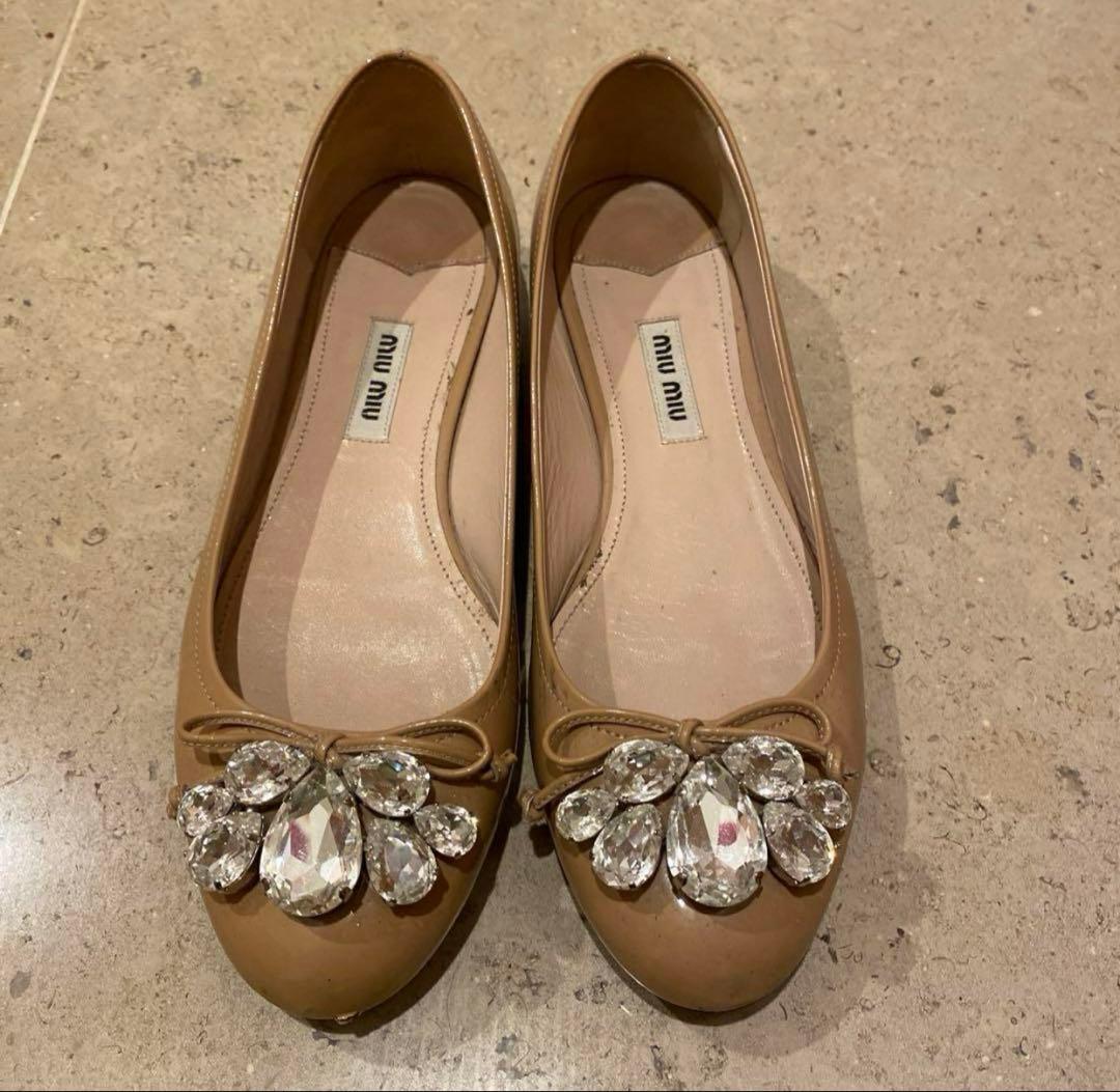 miu miu ビジュー付きフラットシューズ ベージュ