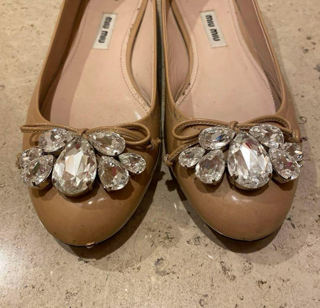 miu miu ビジュー付きフラットシューズ ベージュ