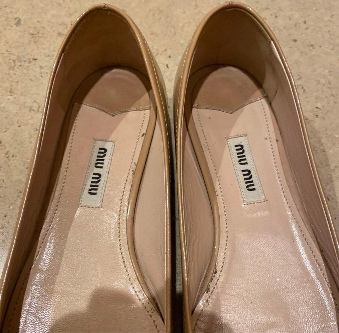 miu miu ビジュー付きフラットシューズ ベージュ