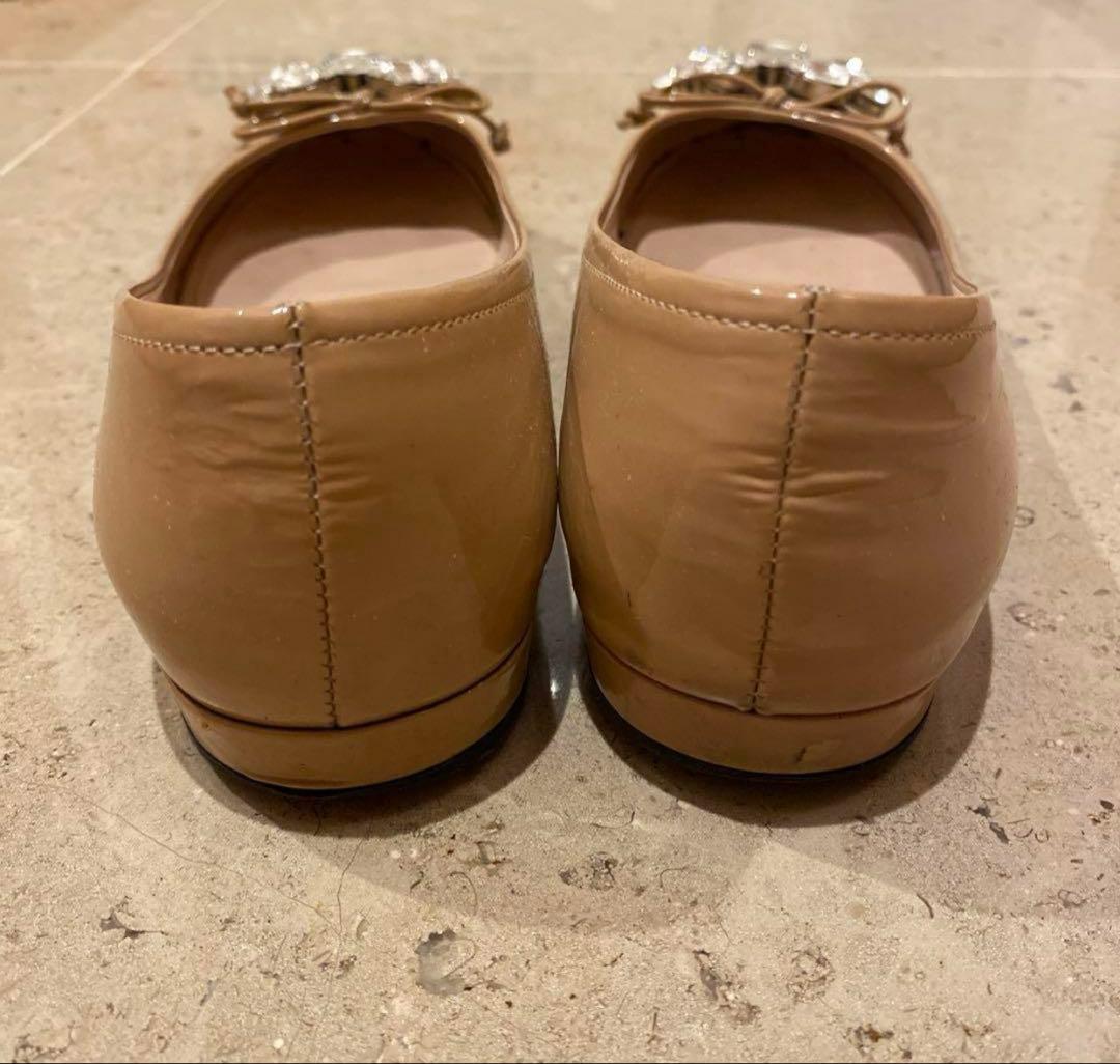 miu miu ビジュー付きフラットシューズ ベージュ