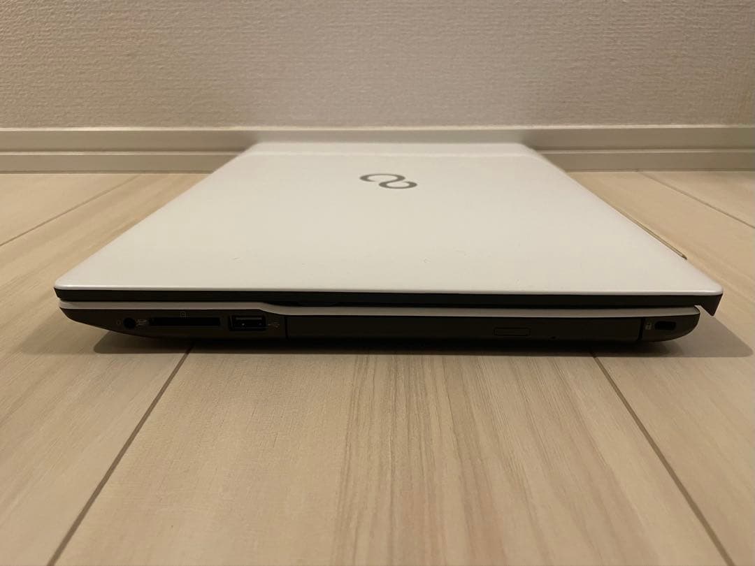 富士通 FMVWD3A37W i7 9世代 256GB Office