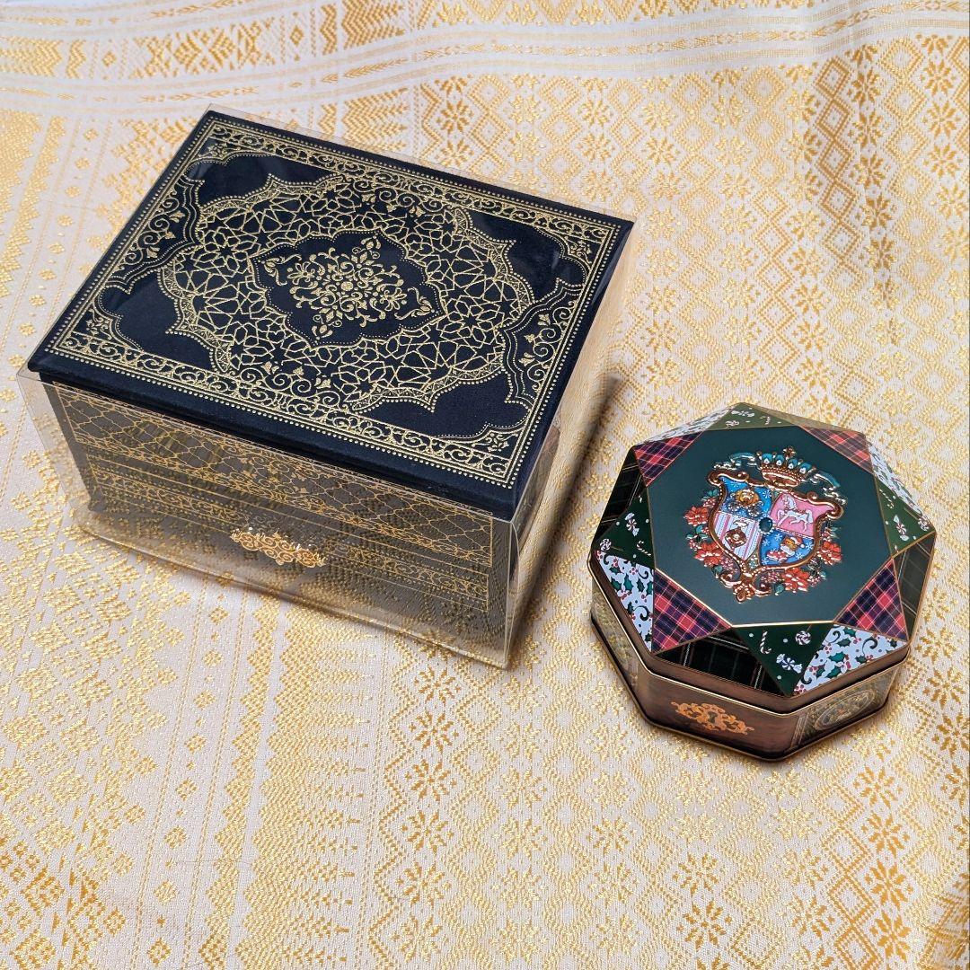 ！新品！　ジャミーラ　ナビール(高貴)　＆　青山デカーボ　クリスマスエンブレム缶