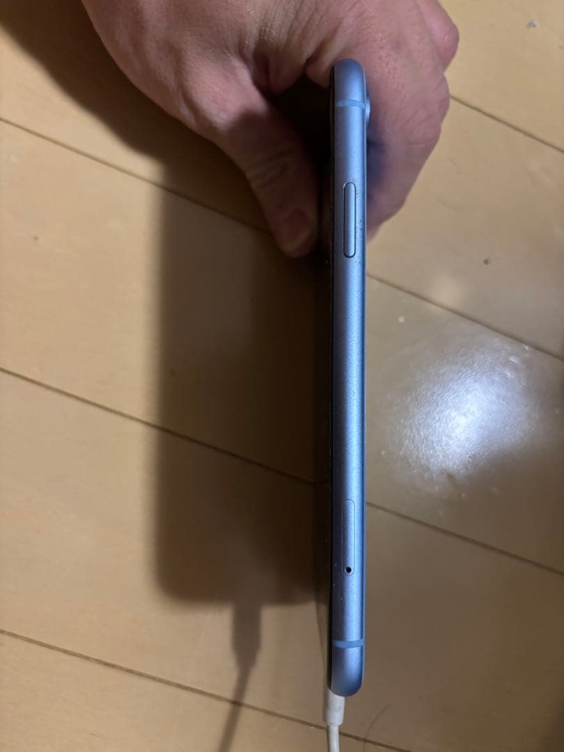 iPhone XR ブルー　au simロック解除済み バッテリー残量81%