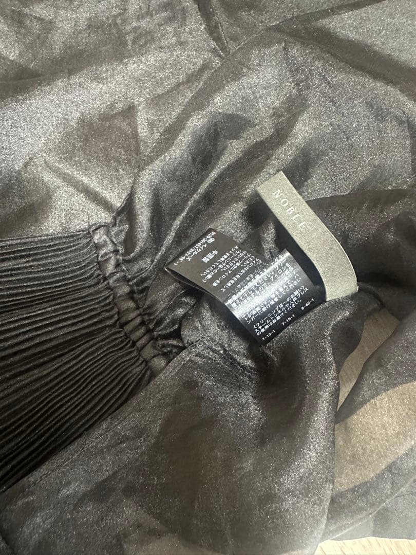 2025 aw noble ノーブル パールシアープリーツカフスブラウス 黒