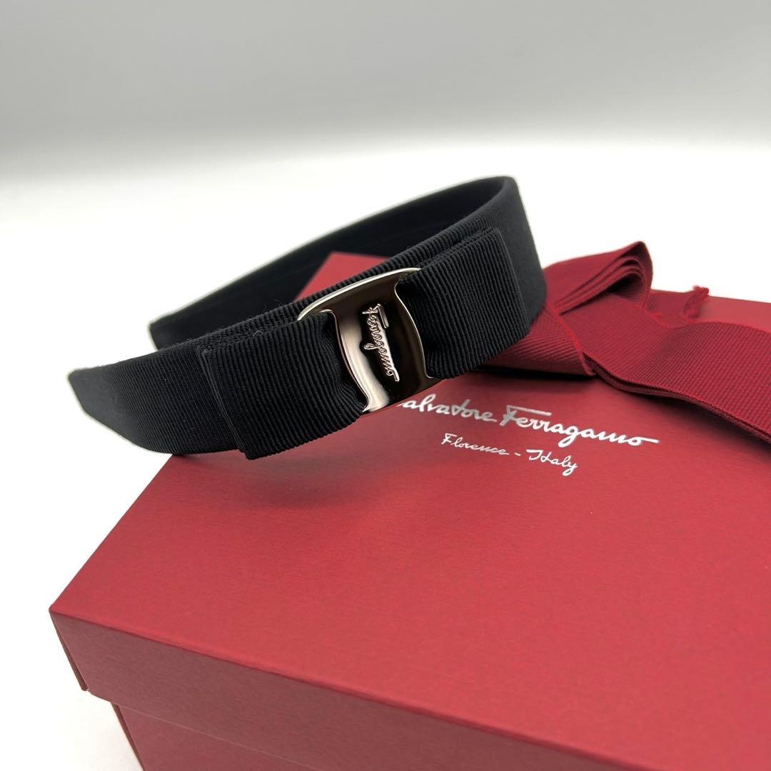 未使用 フェラガモ カチューシャ ブラック ヴァラ リボン ロゴ金具 黒色