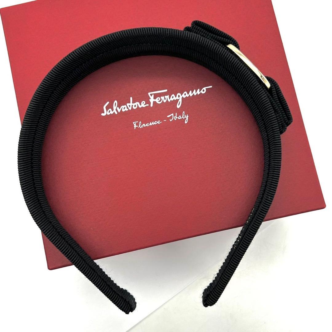 未使用 フェラガモ カチューシャ ブラック ヴァラ リボン ロゴ金具 黒色