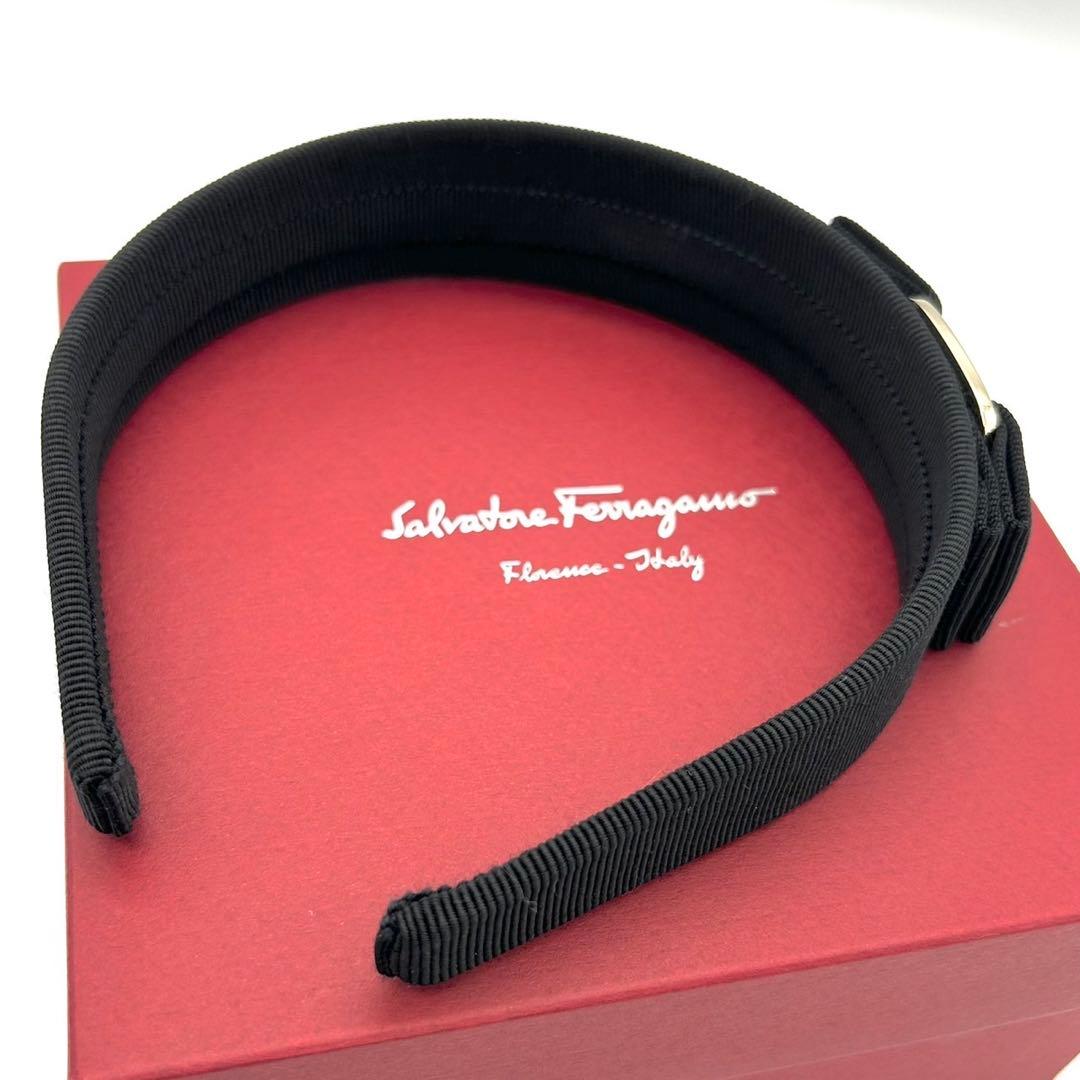 未使用 フェラガモ カチューシャ ブラック ヴァラ リボン ロゴ金具 黒色