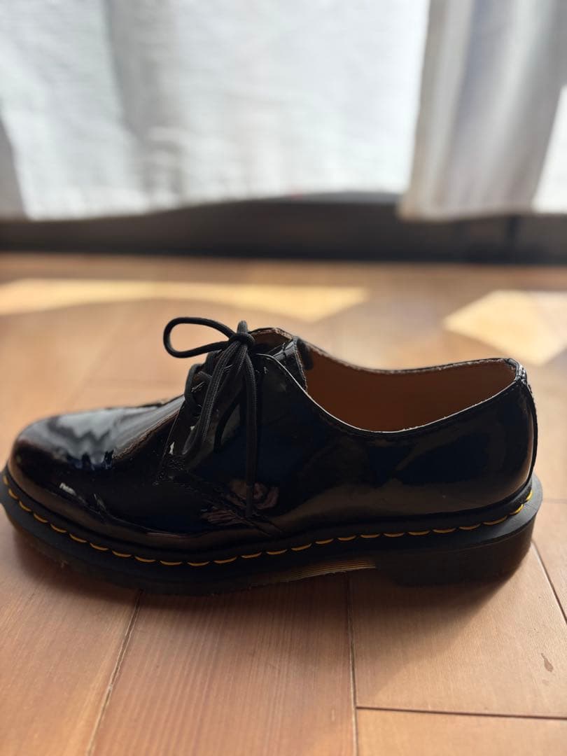 Dr. Martens 黒エナメル厚底ドレスシューズ