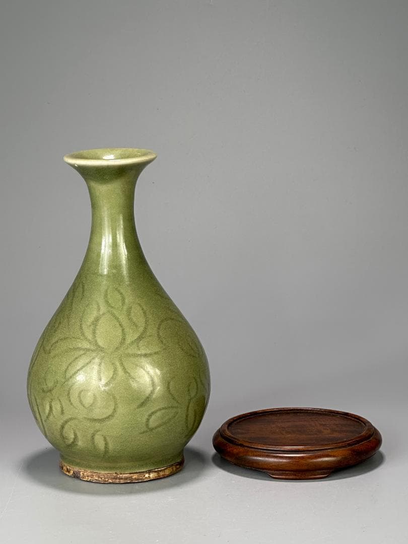 中国美術　明朝　明時代　龍泉窯　花卉文瓶　花瓶花器　花入　唐木台　時代共箱　唐物