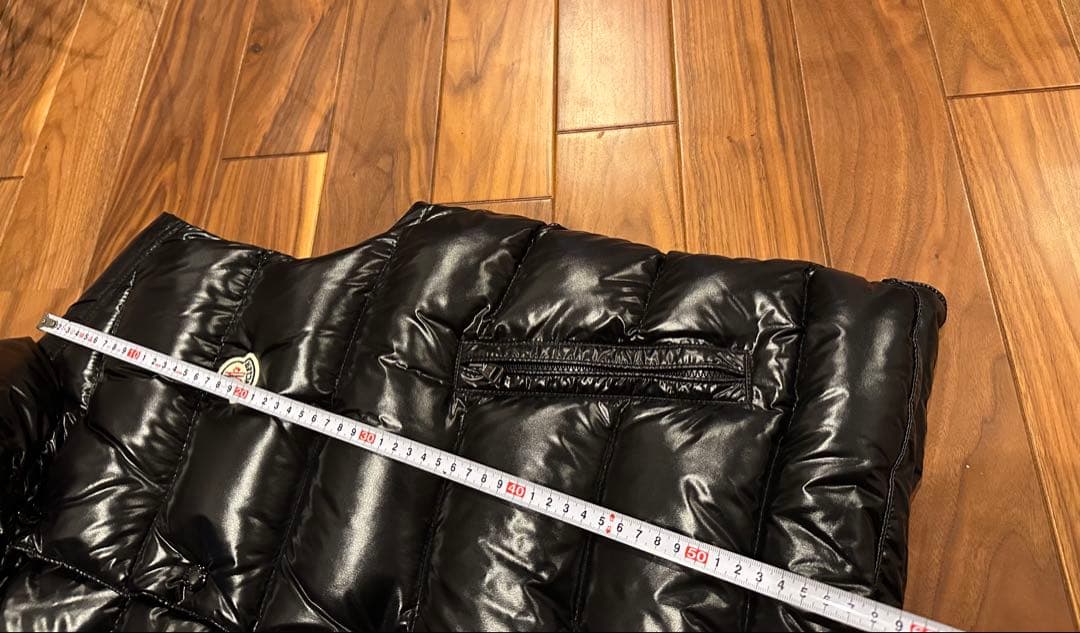 MONCLER ブラック ダウンベスト