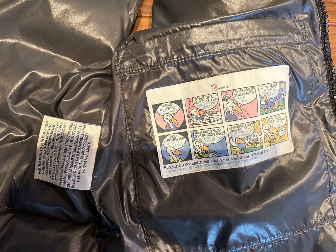 MONCLER ブラック ダウンベスト