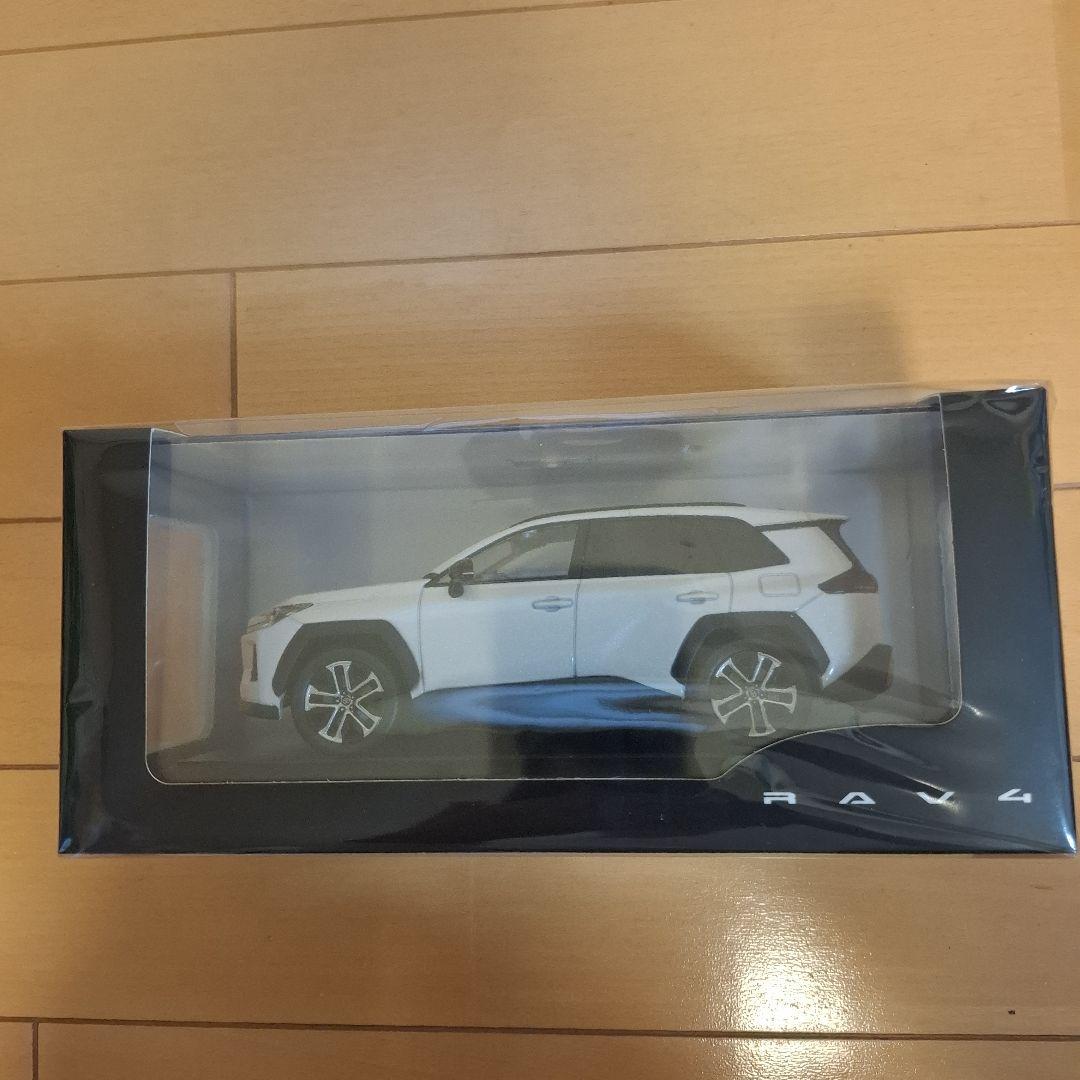新型RAV4 Z-ハイブリットカラー プラチナホワイトパールマイカ　1/30