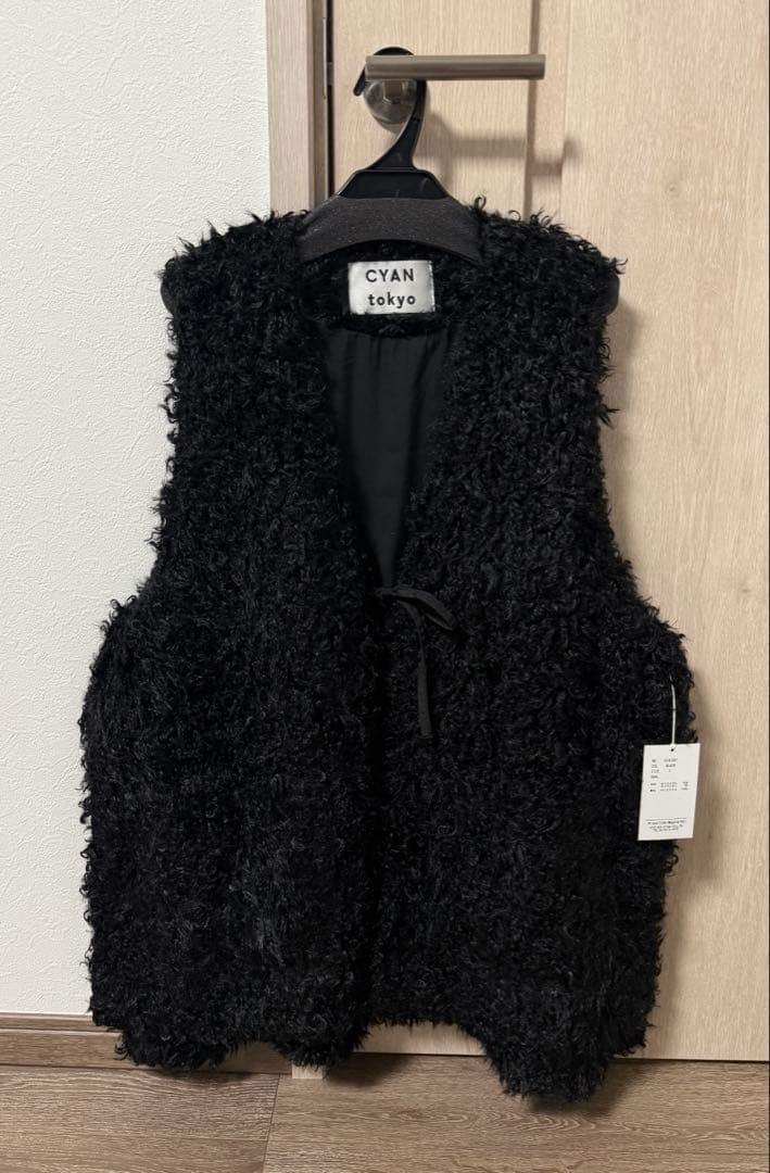 今期新作 20%off★CYAN TOKYO バックオーバーカーリーファーベスト