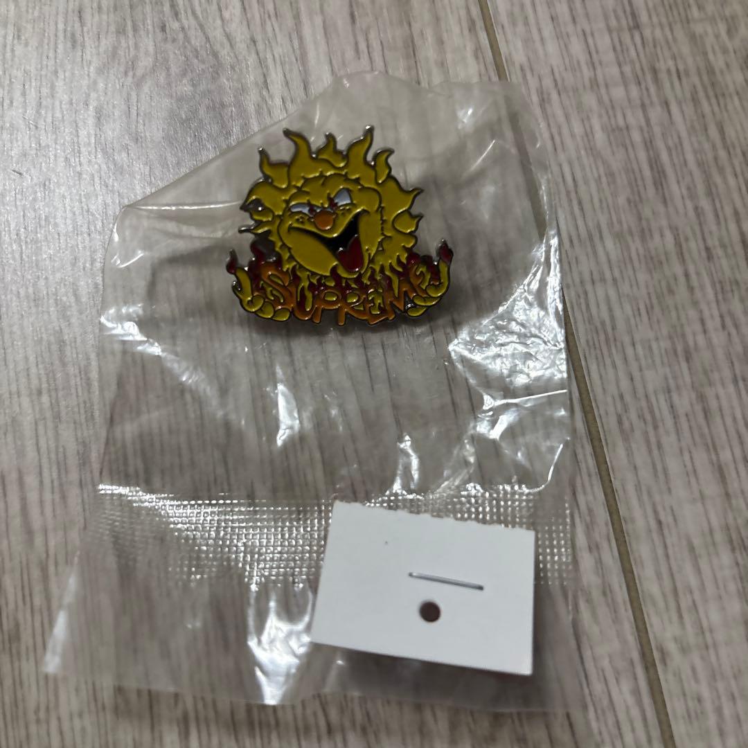 Sさま用Supreme サンバーストロゴ ピンバッジ