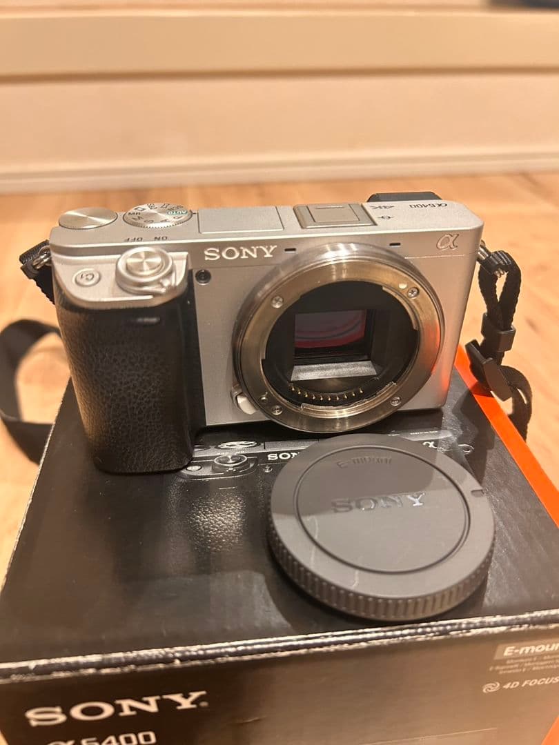 人気のシルバー色カメラ　SONY α6400 ミラーレス一眼カメラセット