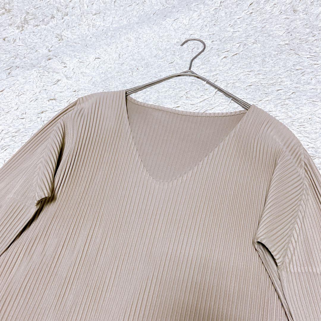 プリーツプリーズ　長袖Ｖネックカットソー　アイボリー　サイズ3