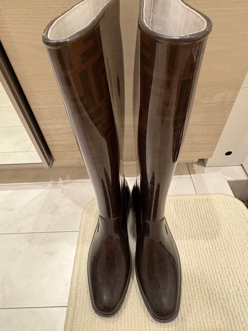 未使用品FENDI ブラウン ロゴ入り レインブーツ