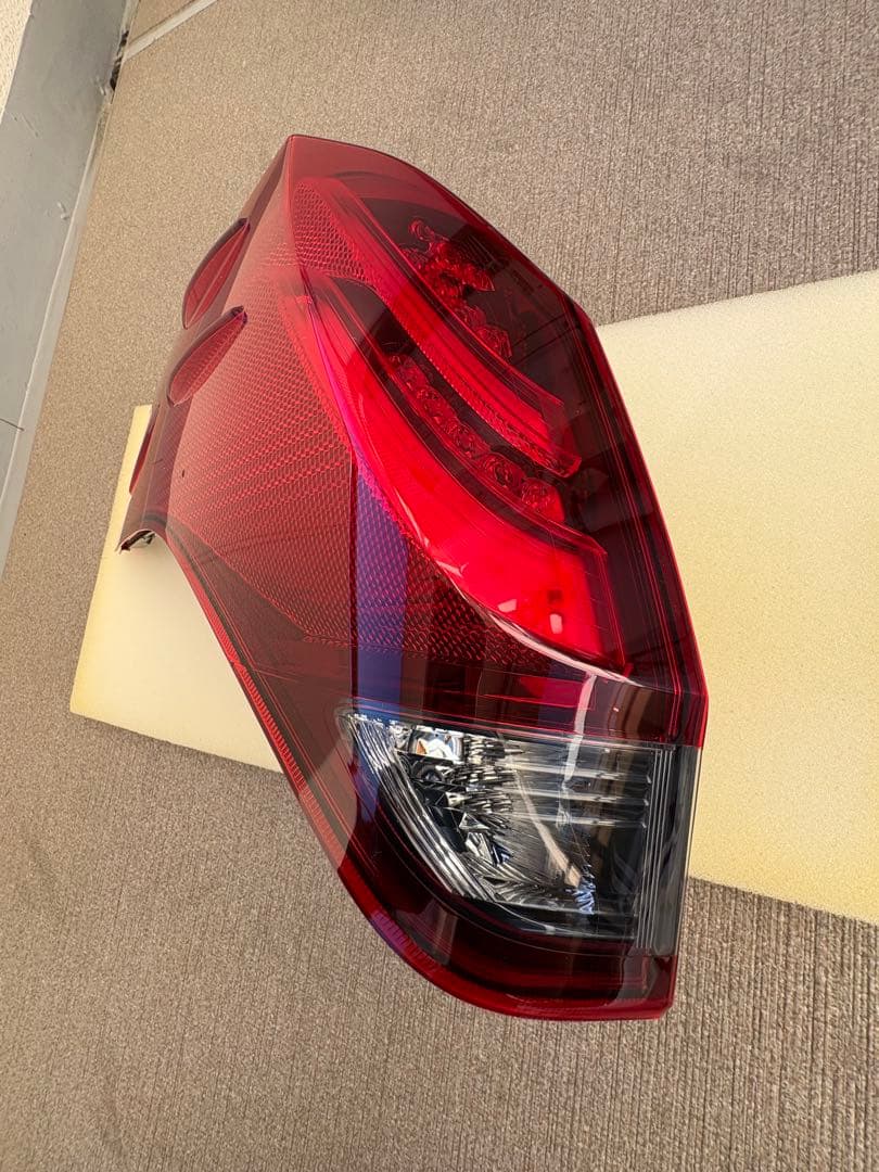 30アルファード前期　純正テールランプ ＋リアガーニッシュ　セット