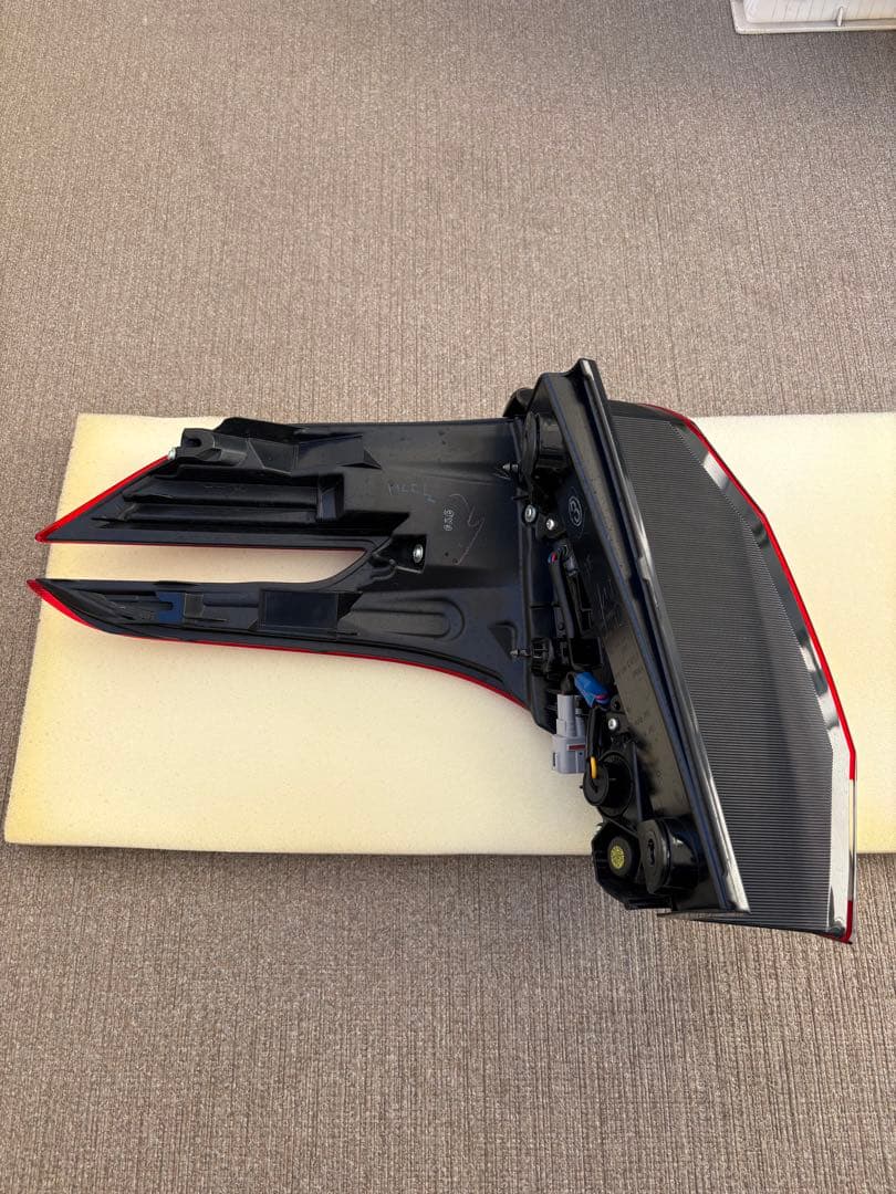 30アルファード前期　純正テールランプ ＋リアガーニッシュ　セット